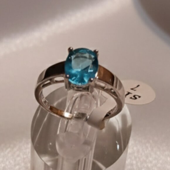 Blue Topaz 2 Carat Solitaire Silver Tone Fashion Ring Size 7 NWOT - Picture 2 of 8